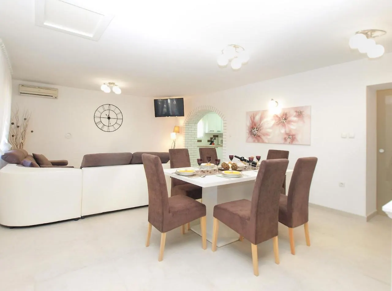 Holiday Home Villa Angelina 1233 Barban